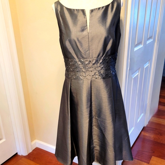 Jones New York Dresses & Skirts - Jones New York: Grey Sleeveless,Lined, V-Neck, Knee Length Formal